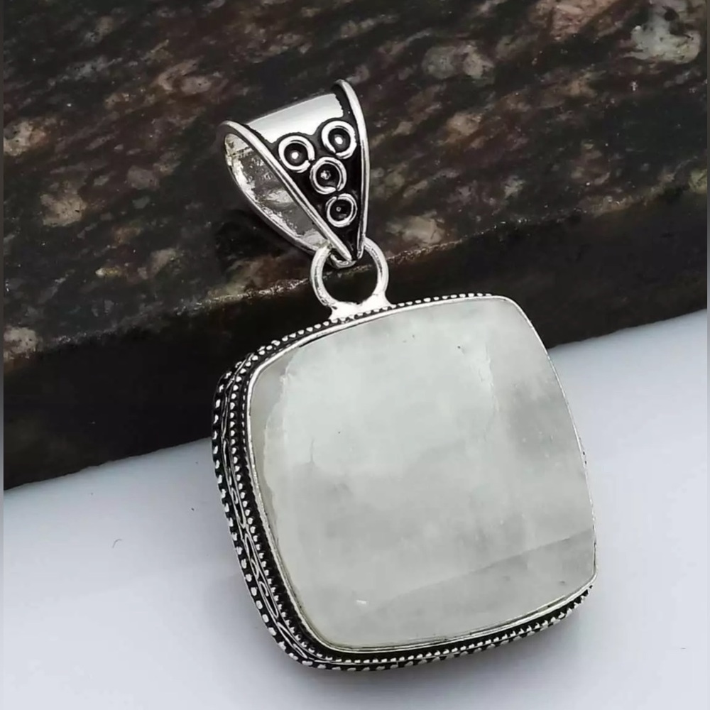 RAINBOW MOONSTONE PENDANT